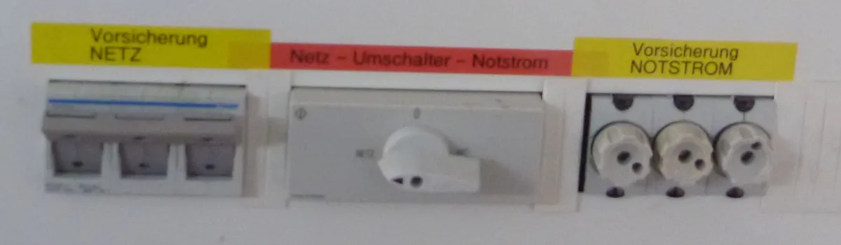 Umschalter im Sicherungskasten zwischen den Vorsicherungen Netz und Notstrom