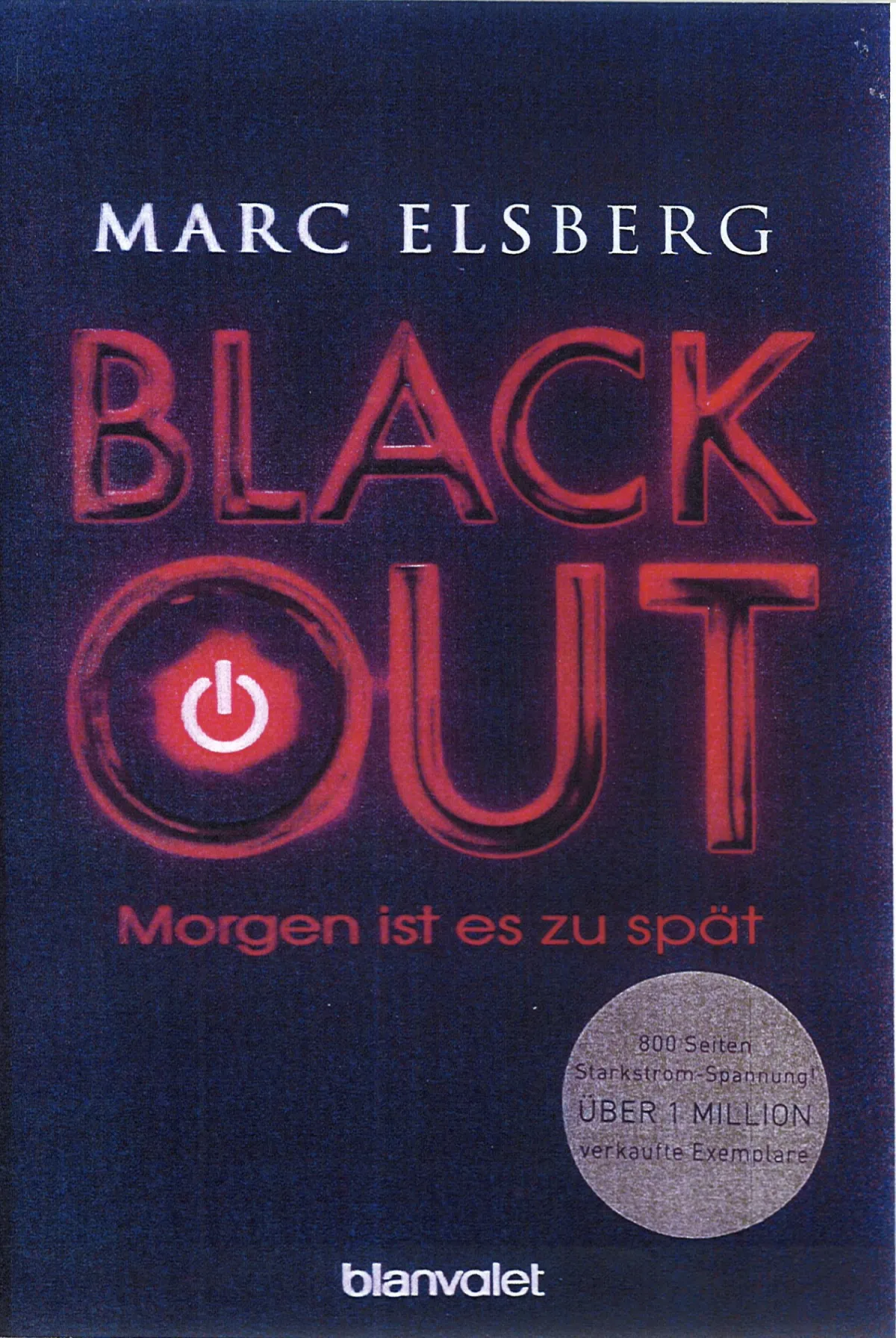 Buchcover vorne: „Marc Elsberg – Blackout – Morgen ist es zu spät“, Verlag blanvalet; roter Leuchtschriftzug „BLACK OUT“ mit Ein/Aus-Symbol im O auf dunkelblauem Grund, runder Aufkleber „800 Seiten Starkstrom-Spannung! ÜBER 1 MILLION verkaufte Exemplare“