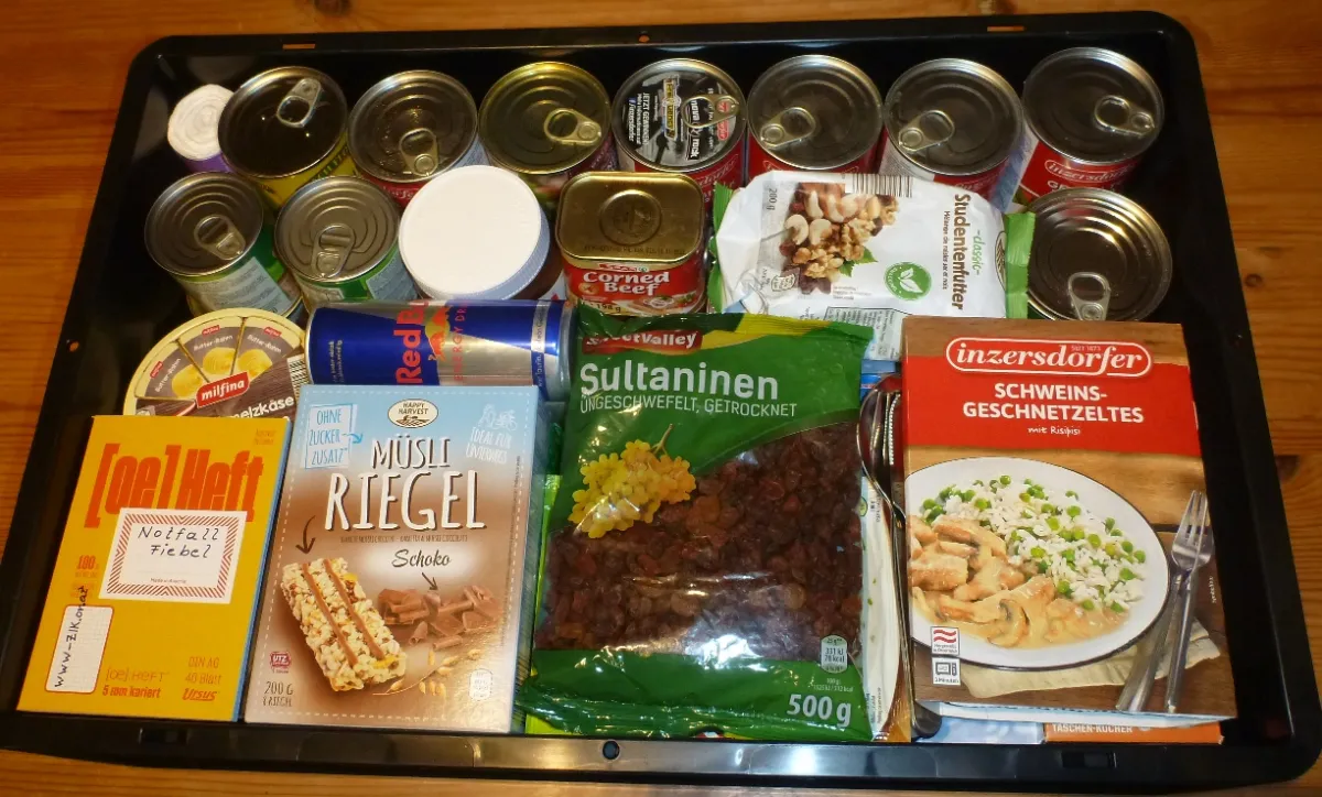 Derselbe Vorrat platzsparend in einer schwarzen Kunststoffbox verstaut