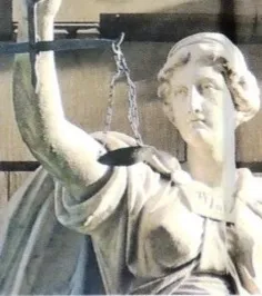Justitia-Statue mit Waage